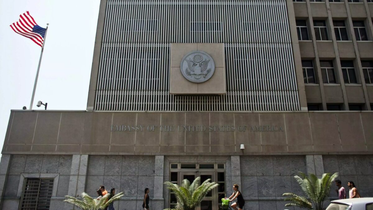 Pedestrians walk past the U.S. embassy in Tel Aviv August 2, 2013. U.S. embassies that would normally be open this Sunday - including those in Abu Dhabi, Baghdad and Cairo - will be closed that day because of unspecified security concerns, the U.S. State Department said on Thursday. CBS News said U.S. embassies would also be closed in Bahrain, Israel, Jordan, Kuwait, Libya, Oman, Qatar, Saudi Arabia, Yemen, Afghanistan and Bangladesh. REUTERS/Nir Elias (ISRAEL - Tags: POLITICS)
