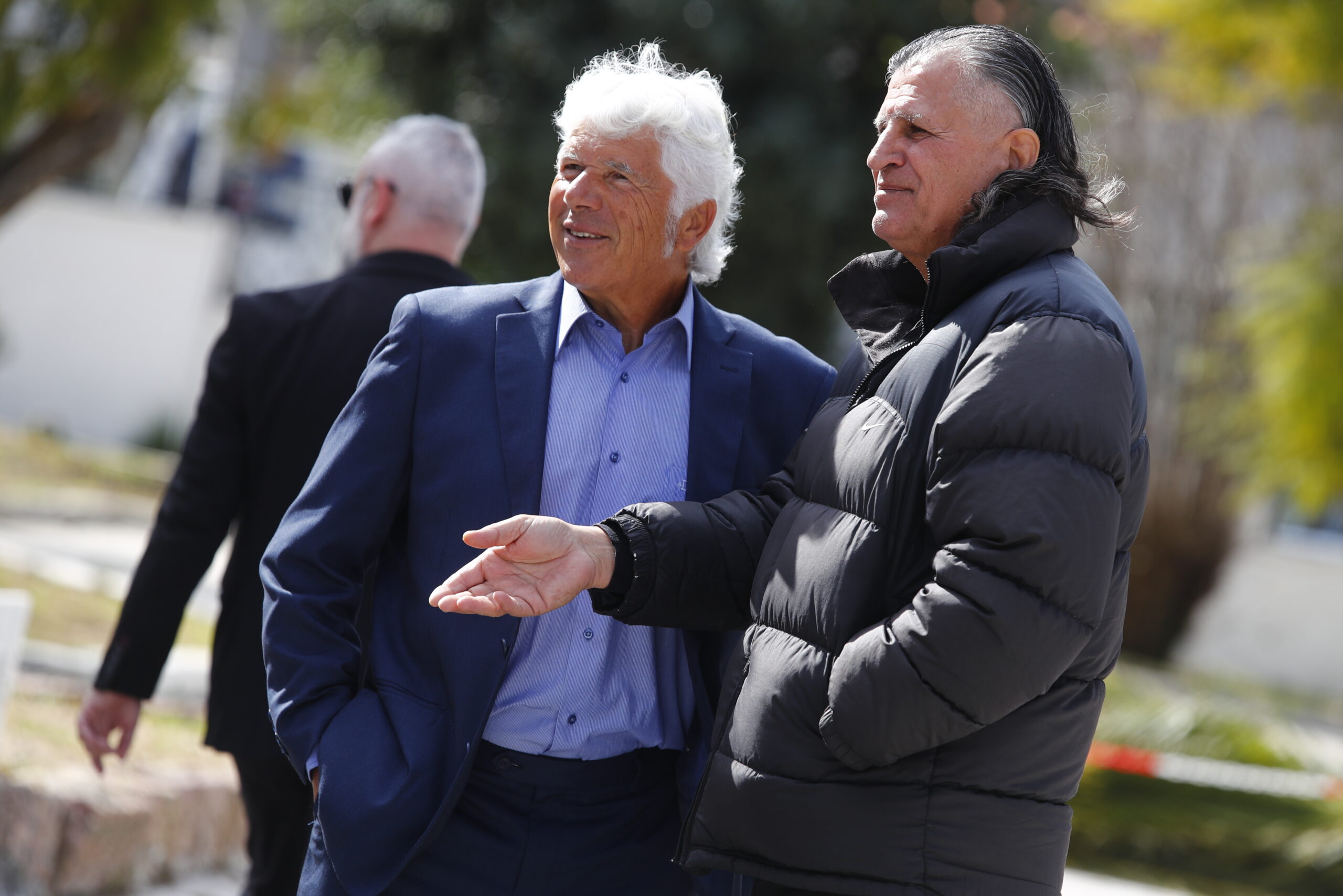 Ο Νίκος Βαμβακούλας στην κηδεία του Σωτήρη Γκαβέζου