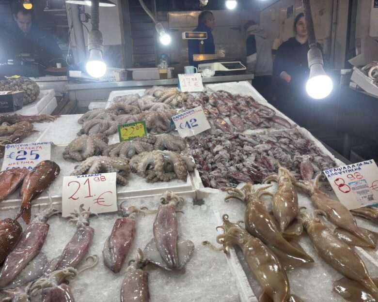 Καλαμάρια και θράψαλα στη Βαρβάκειο