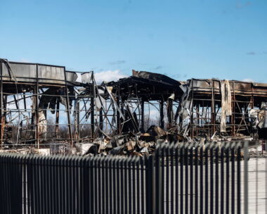 Οι κατεστραμμένες εγκαταστάσεις από την έκρηξη και πυρκαγιά που σημειώθηκε στη μπισκοτοβιομηχανία «Βιολάντα» στα Τρίκαλα