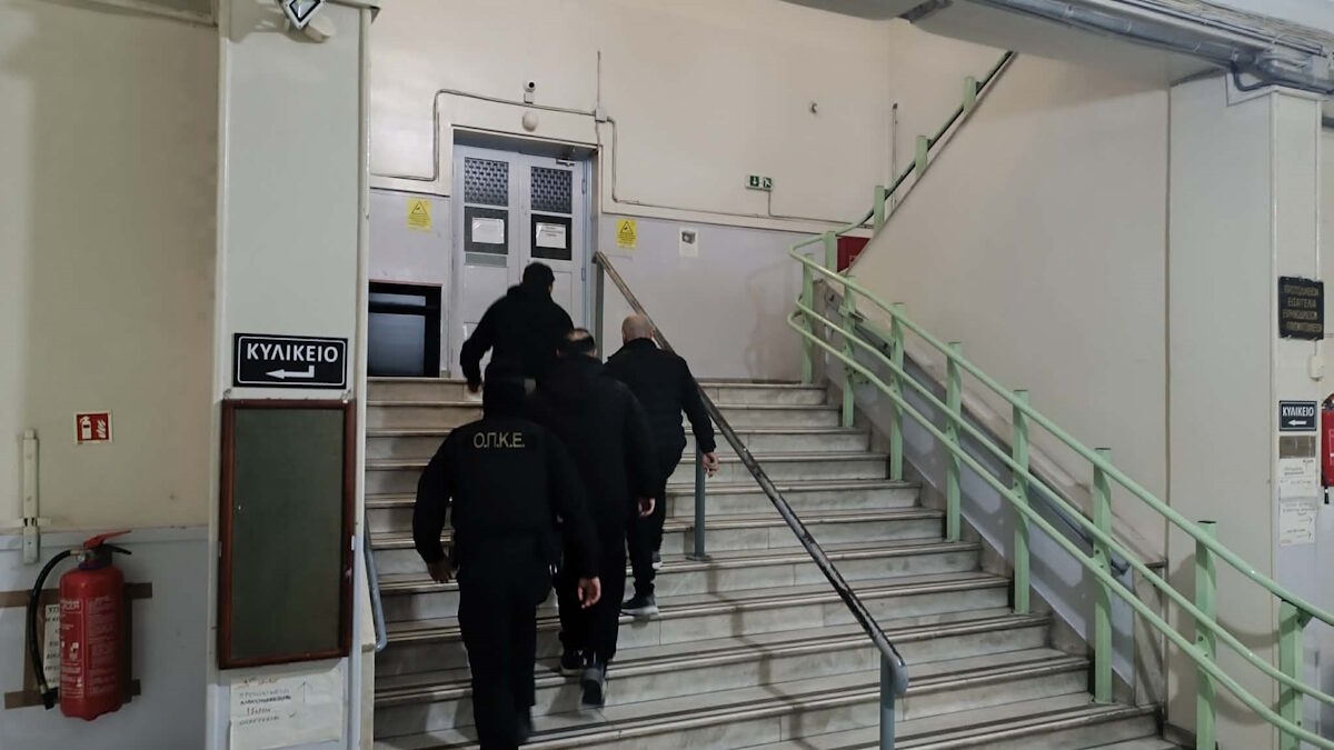 Μέλη της σπείρας ναρκωτικών στο δικαστικό μέγαρο Βόλου