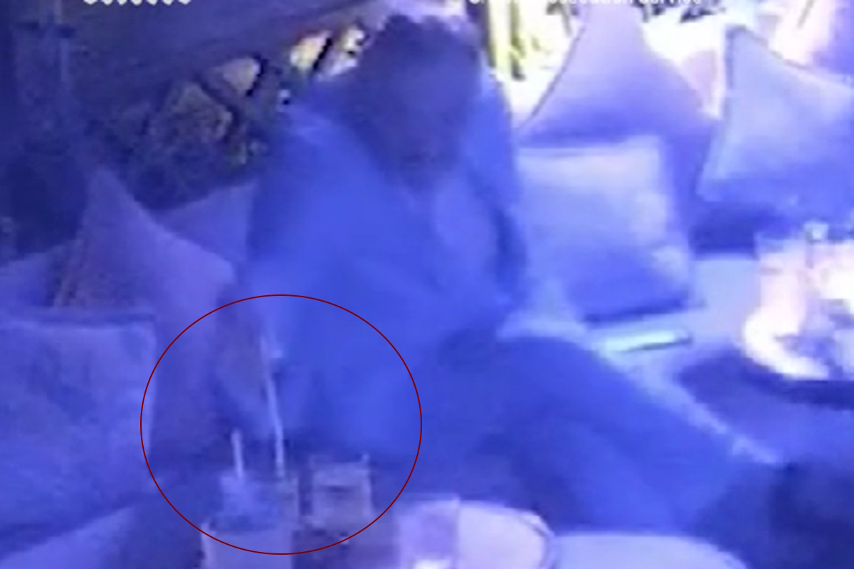 Βρετανία: Η στιγμή που ιδιοκτήτης εστιατορίου με αστέρι Michelin «ναρκώνει» ποτό κοπέλας