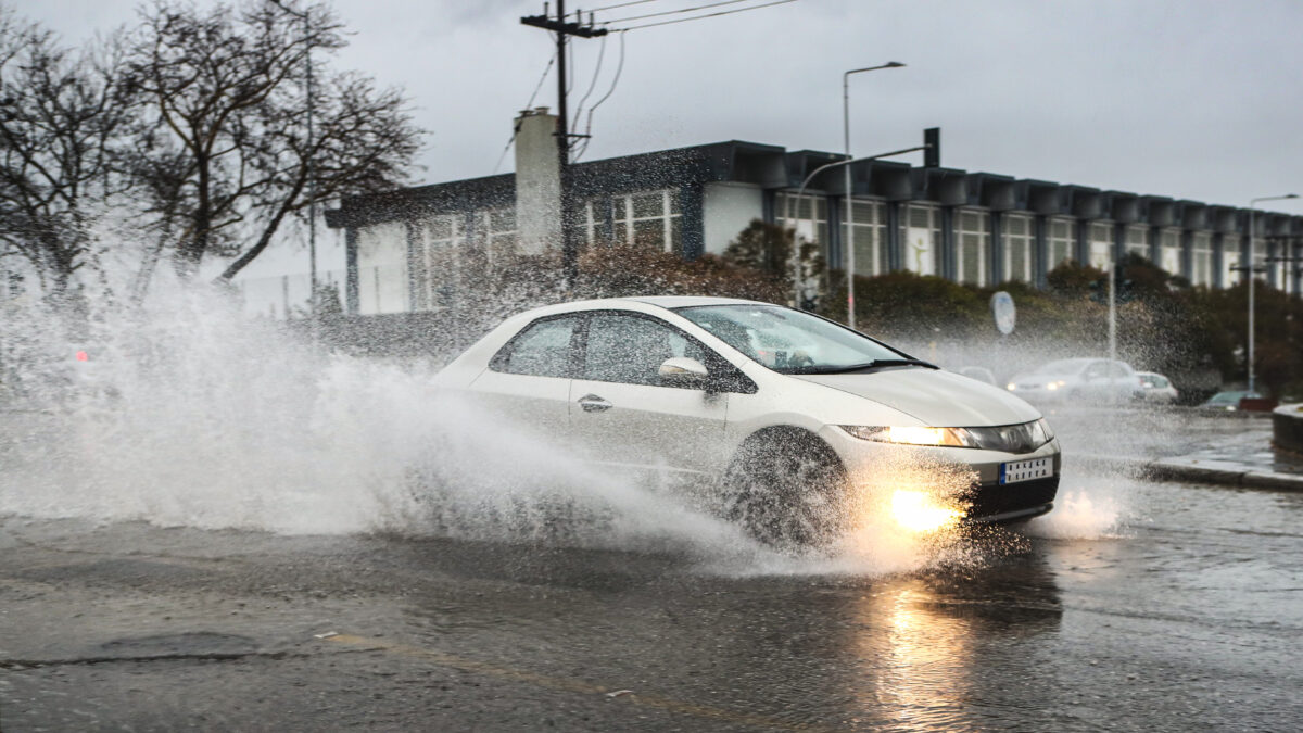 αυτοκίνητο στη βροχή