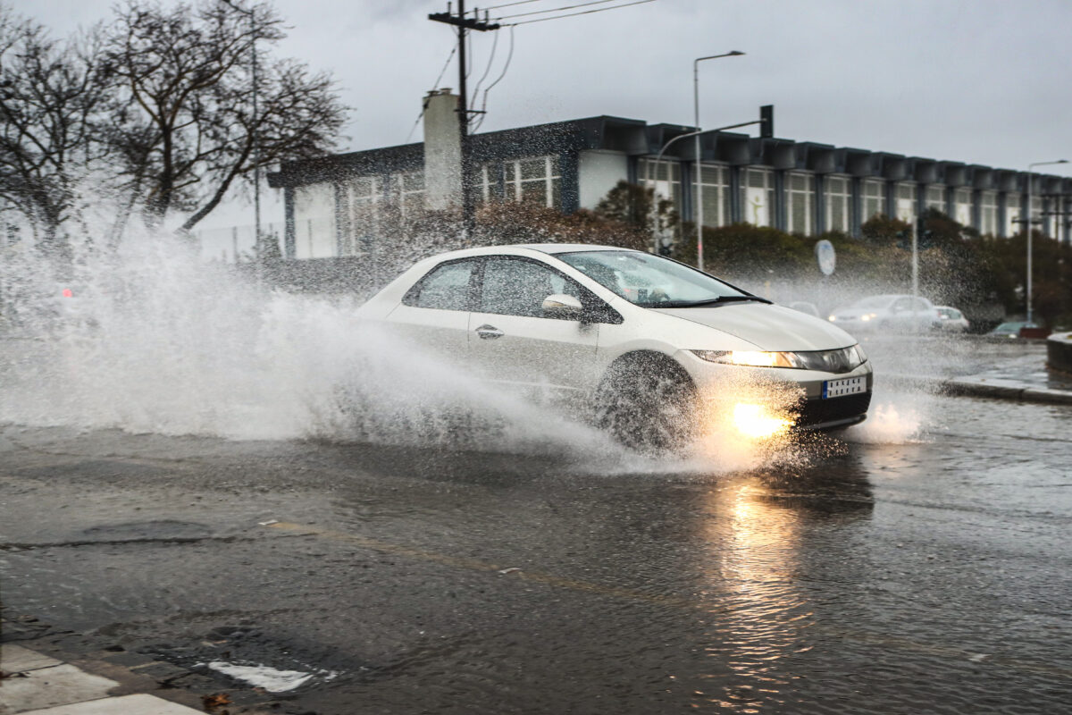 αυτοκίνητο στη βροχή