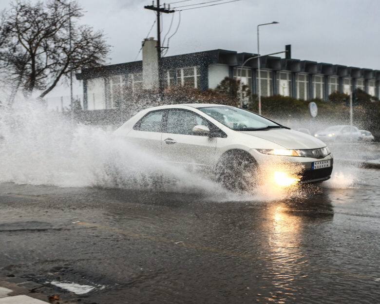 αυτοκίνητο στη βροχή