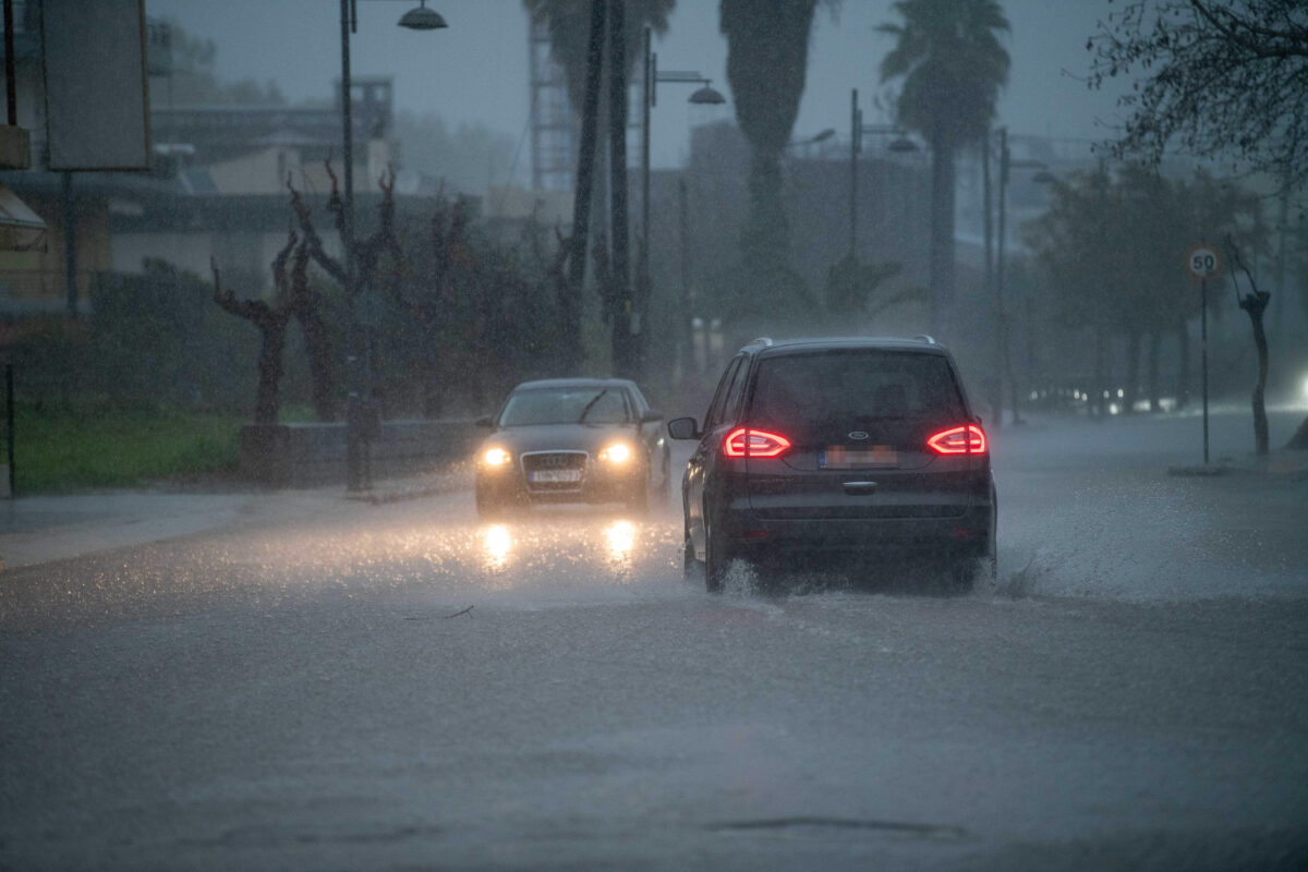 Καιρός: Βροχερό διήμερο με έντονα κατά τόπους φαινόμενα - Με ήλιο το πέταγμα του χαρταετού