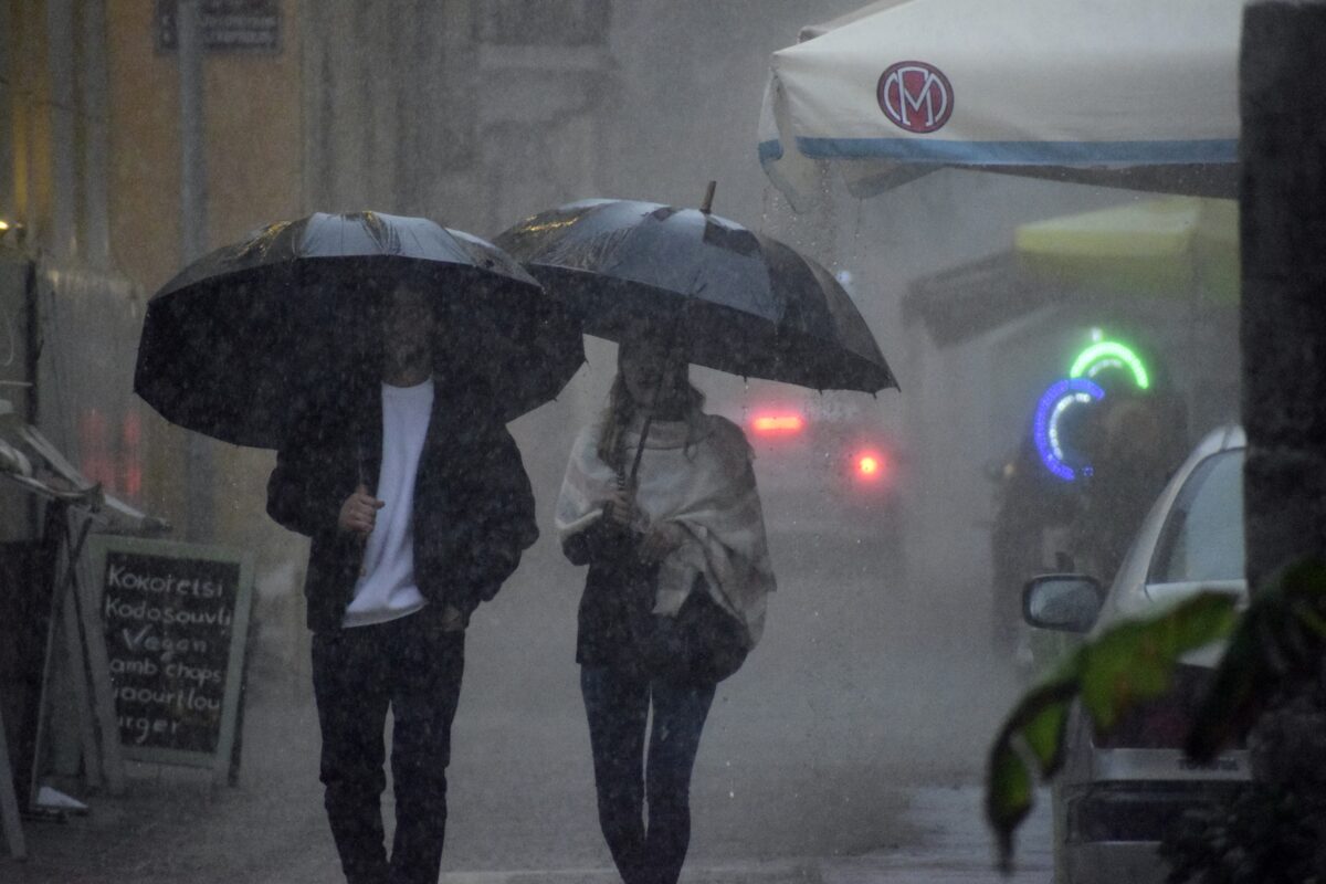 Η κακοκαιρία σφυροκοπά με καταιγίδες Αττική, Θεσσαλία, Μακεδονία και Πελοπόννησο: Δείτε live την πορεία της - Σε Red Code 9 περιοχές