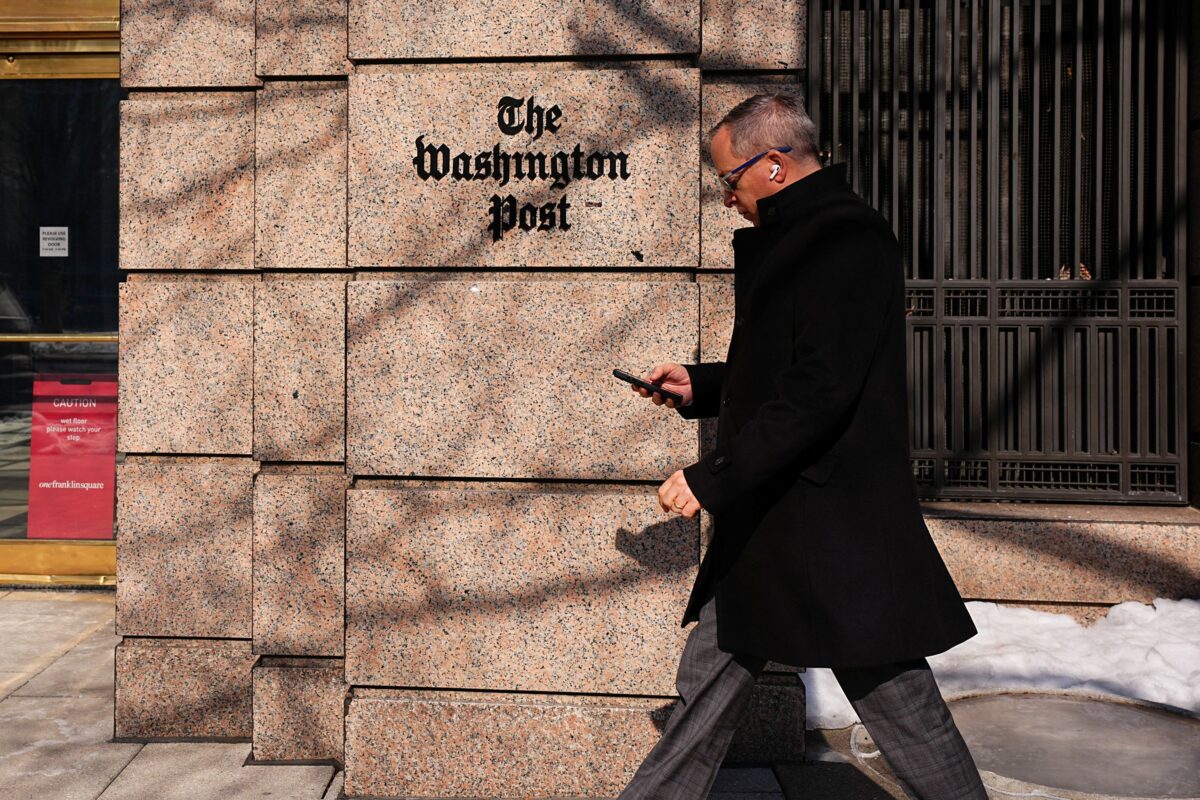 Ένας άνδρας περπατάει μπροστά από κεντρικά της Washington Post