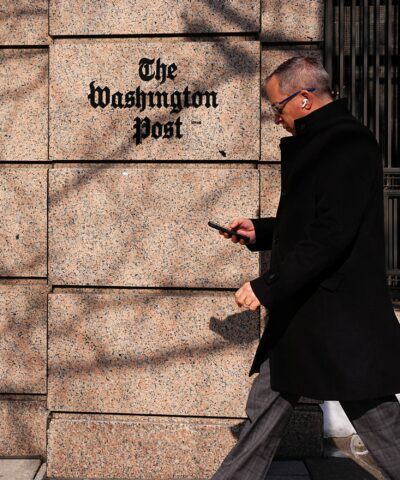 Ένας άνδρας περπατάει μπροστά από κεντρικά της Washington Post