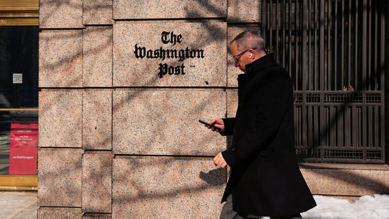 Ένας άνδρας περπατάει μπροστά από κεντρικά της Washington Post