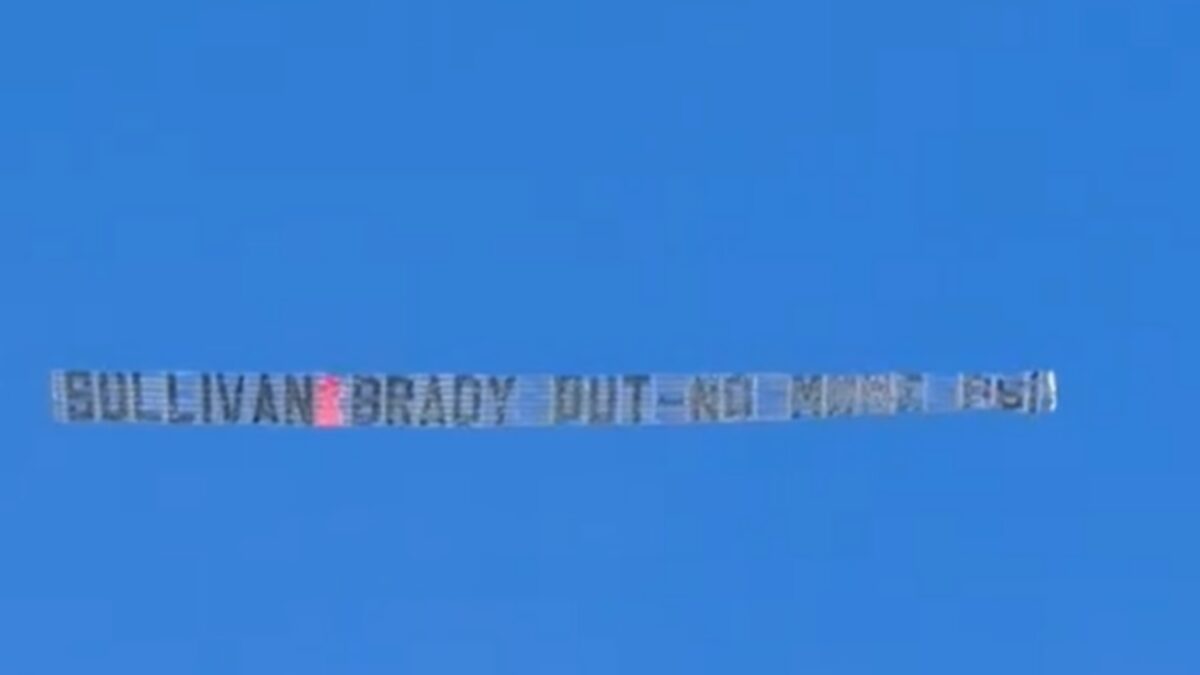 Γουέστ Χαμ: Επική διαμαρτυρία των οπαδών προς τη διοίκηση με πανό σε αεροπλάνο