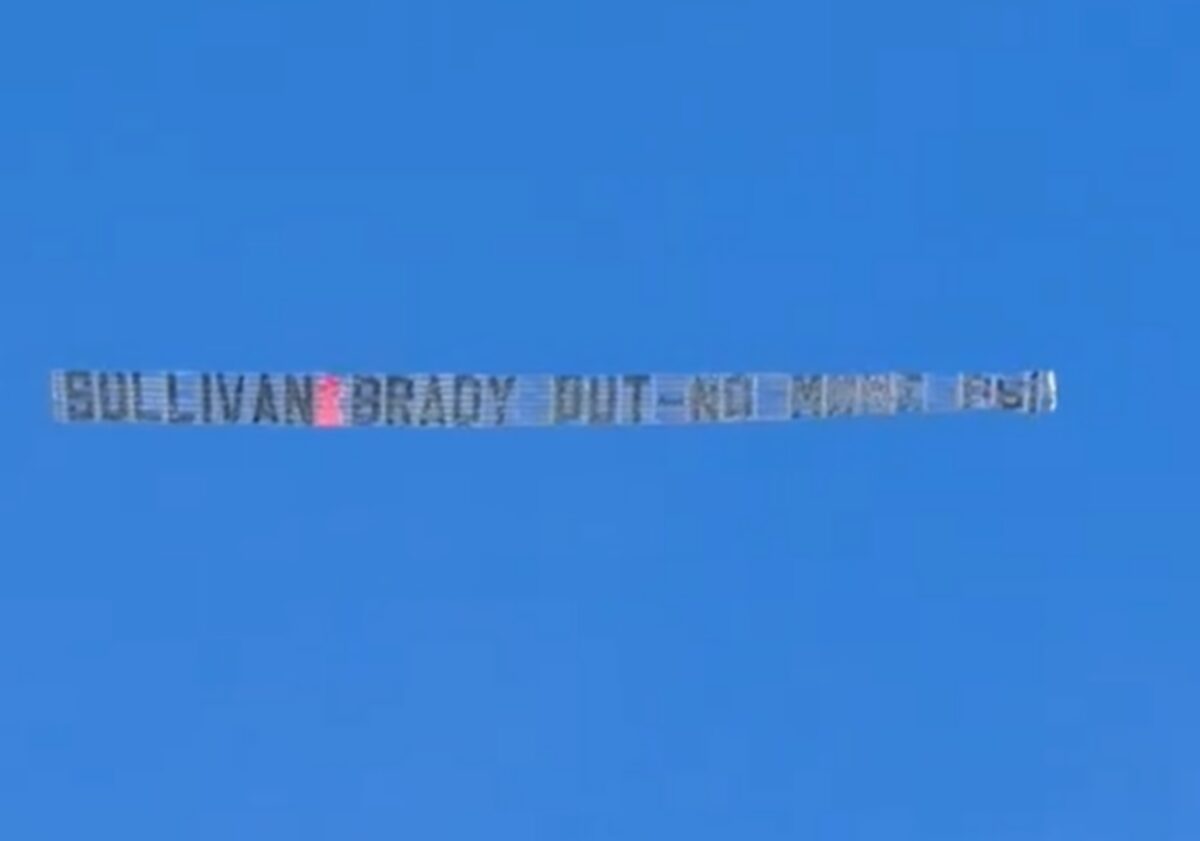 Γουέστ Χαμ: Επική διαμαρτυρία των οπαδών προς τη διοίκηση με πανό σε αεροπλάνο