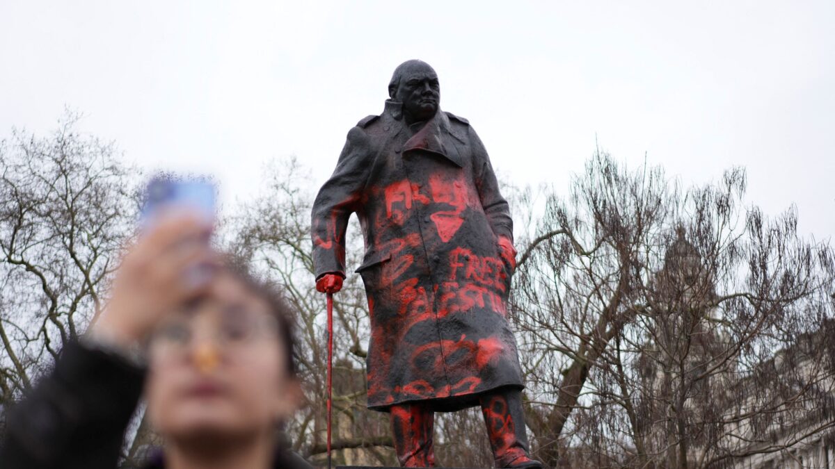 Κόκκινη μπογιά στο άγαλμα του Γουίνστον Τσόρτσιλ στο Λονδίνο