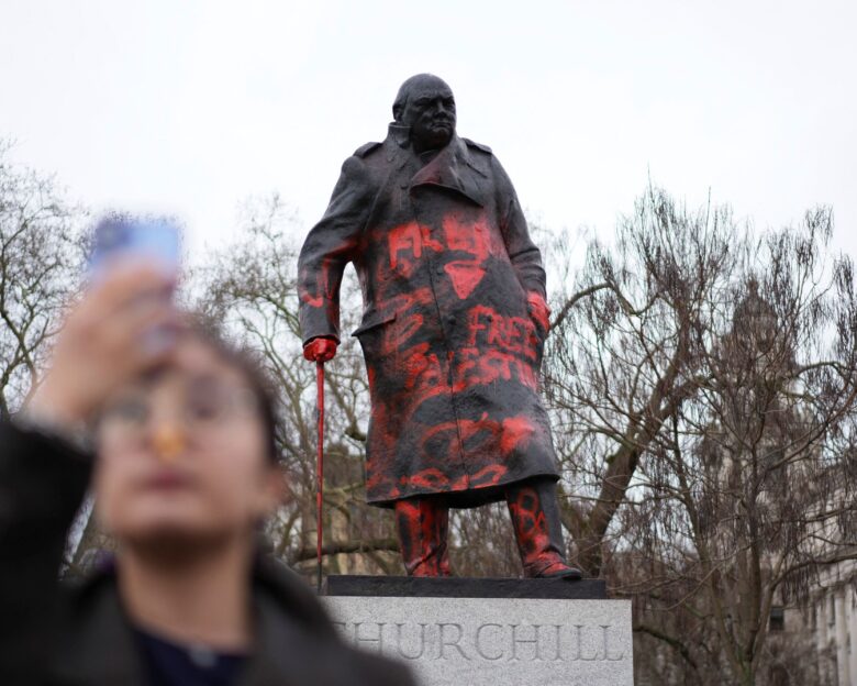 Κόκκινη μπογιά στο άγαλμα του Γουίνστον Τσόρτσιλ στο Λονδίνο