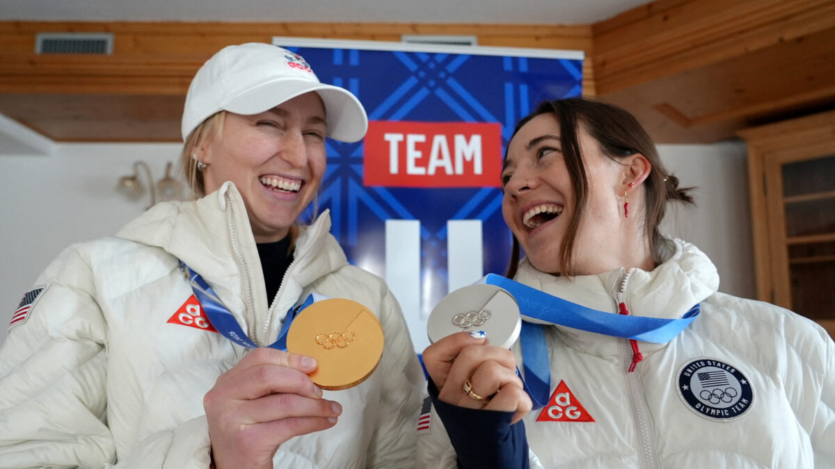 Δύο αθλήτριες με τα μετάλλια των Χειμερινών Ολυμπιακών Αγώνων
