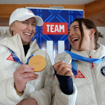 Δύο αθλήτριες με τα μετάλλια των Χειμερινών Ολυμπιακών Αγώνων