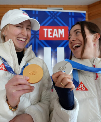Δύο αθλήτριες με τα μετάλλια των Χειμερινών Ολυμπιακών Αγώνων