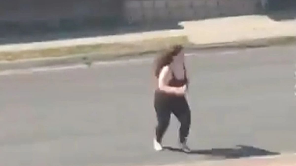 Αυτοκίνητο εκτοξεύει γυναίκα που βγήκε ξαφνικά στον δρόμο