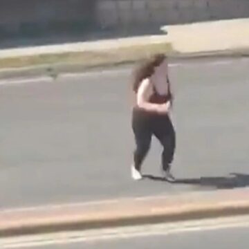 Αυτοκίνητο εκτοξεύει γυναίκα που βγήκε ξαφνικά στον δρόμο