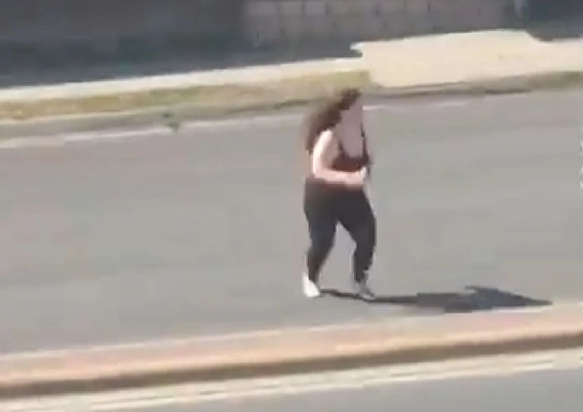 Αυτοκίνητο εκτοξεύει γυναίκα που βγήκε ξαφνικά στον δρόμο