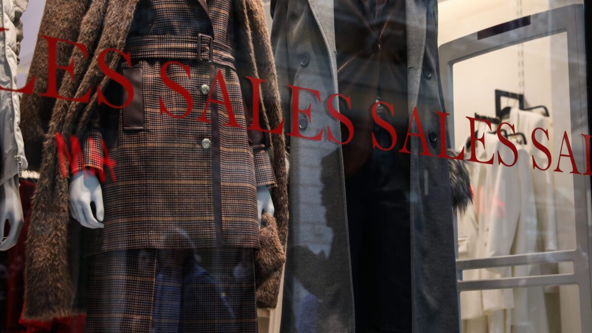 Στιγμιότυπο από εμπορικό κατάστημα στην οδό Ερμού στην Αθήνα, κατά την έναρξη των χειμερινών εκπτώσεων