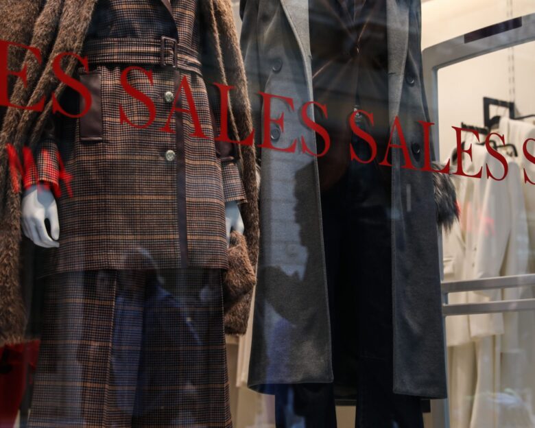 Στιγμιότυπο από εμπορικό κατάστημα στην οδό Ερμού στην Αθήνα, κατά την έναρξη των χειμερινών εκπτώσεων