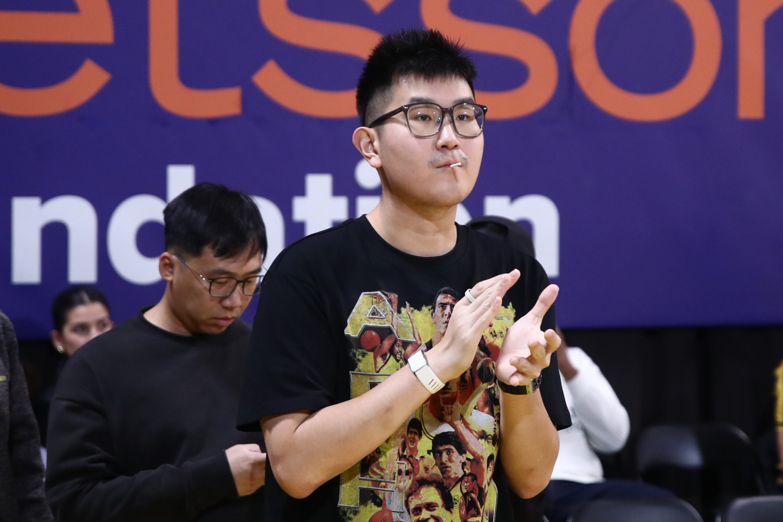 Ο Σιάο με γλειφιτζούρι και φανέλα με τους θρύλους του Άρη Betsson