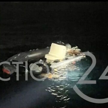 Η φουσκωτή λέμβος με τους μετανάστες μισοβυθισμένη μετά τη σύγκρουση με σκάφος του Λιμενικού ανοιχτά της Χίου