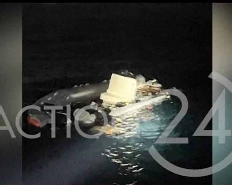 Η φουσκωτή λέμβος με τους μετανάστες μισοβυθισμένη μετά τη σύγκρουση με σκάφος του Λιμενικού ανοιχτά της Χίου