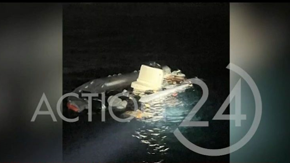 Η φουσκωτή λέμβος με τους μετανάστες μισοβυθισμένη μετά τη σύγκρουση με σκάφος του Λιμενικού ανοιχτά της Χίου