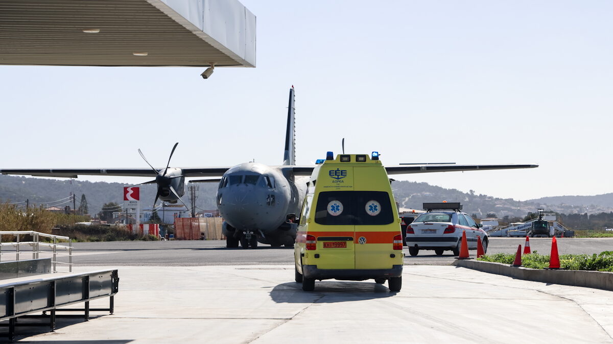 Αεροδιακομιδή για τη μεταφορά έξι ανήλικων παιδιών μεταναστών το Νοσοκομείο Παίδων "Η Αγία Σοφία" στην Αθήνα που νοσηλεύονταν στη Χίο μετά την πολύνεκρη τραγωδία