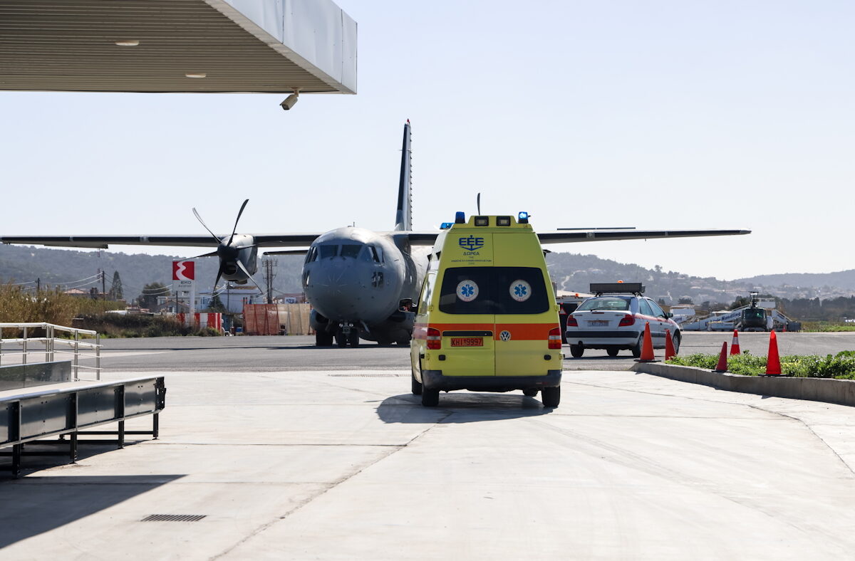 Αεροδιακομιδή για τη μεταφορά έξι ανήλικων παιδιών μεταναστών το Νοσοκομείο Παίδων "Η Αγία Σοφία" στην Αθήνα που νοσηλεύονταν στη Χίο μετά την πολύνεκρη τραγωδία