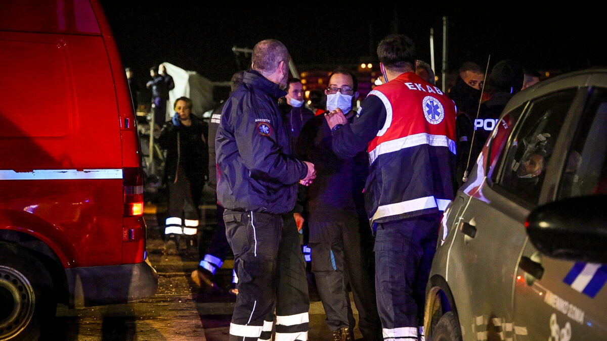 Διασώστες του ΕΚΑΒ στο Λιμάνι της Χίου το βράδυ της Τρίτης