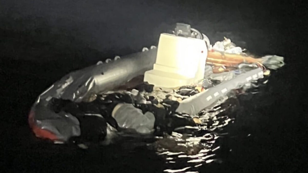 Χίος: Το φουσκωτό που μετέφερε τους 39 μετανάστες και συγκρούστηκε με το σκάφος του λιμενικού