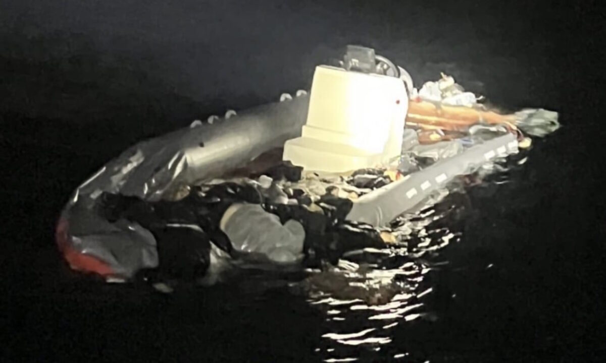 Χίος: Το φουσκωτό που μετέφερε τους 39 μετανάστες και συγκρούστηκε με το σκάφος του λιμενικού