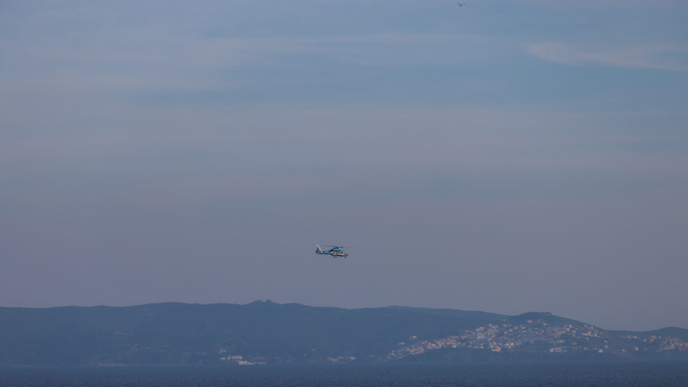 Ελικόπτερο συνεχίζει τις έρευνες στη Χίο