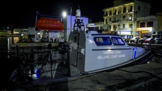 Σκάφος του Λιμενικού στο λιμάνι της Χίου