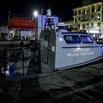 Σκάφος του Λιμενικού στο λιμάνι της Χίου