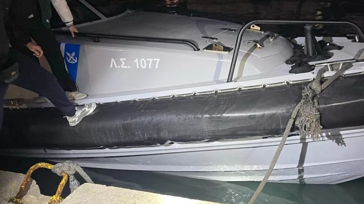 Το σκάφος του Λιμενικού που συγκρούστηκε με τη βάρκα των μεταναστών