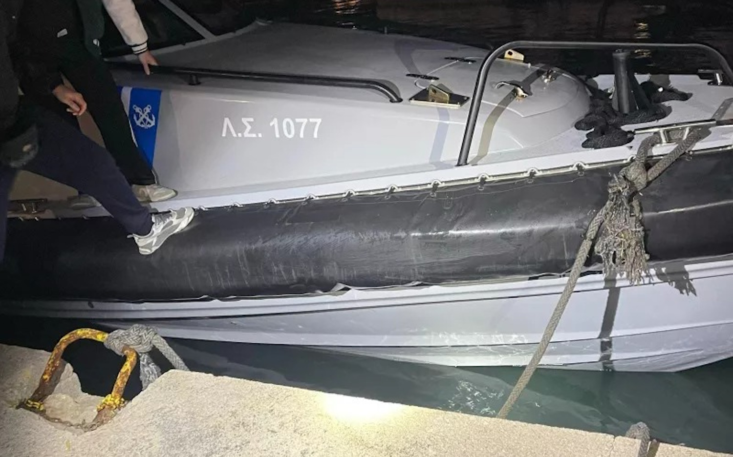 Το σκάφος του Λιμενικού που συγκρούστηκε με τη βάρκα των μεταναστών