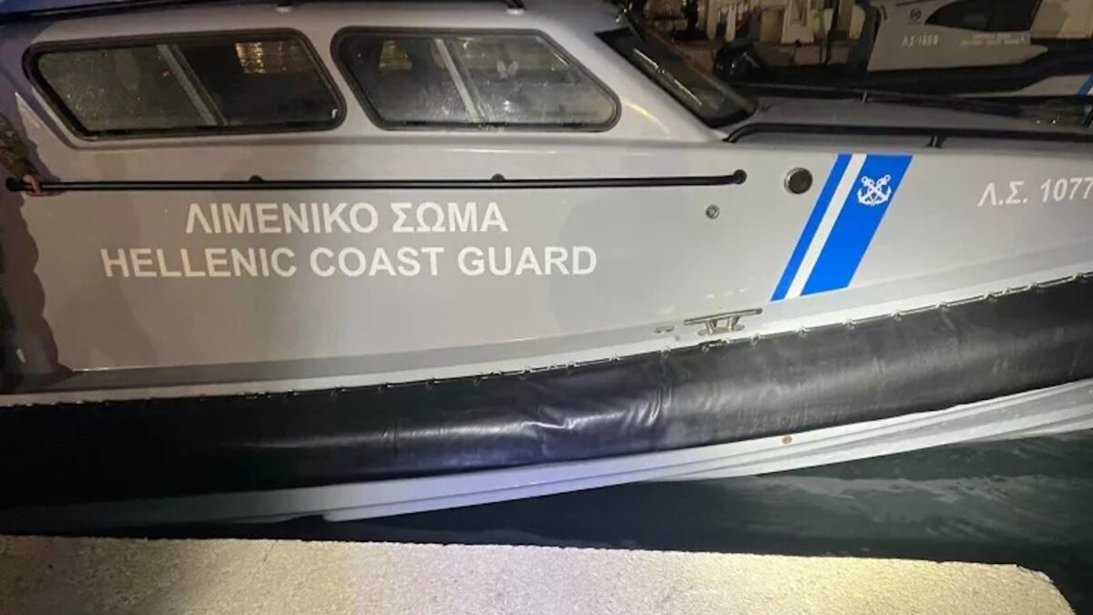 Το περιπολικό του Λιμενικού έχει υποστεί μικρές υλικές ζημιές στη δεξιά πλευρά