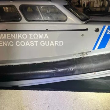 Το περιπολικό του Λιμενικού έχει υποστεί μικρές υλικές ζημιές στη δεξιά πλευρά