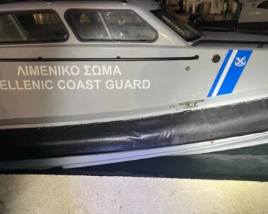 Το περιπολικό του Λιμενικού έχει υποστεί μικρές υλικές ζημιές στη δεξιά πλευρά