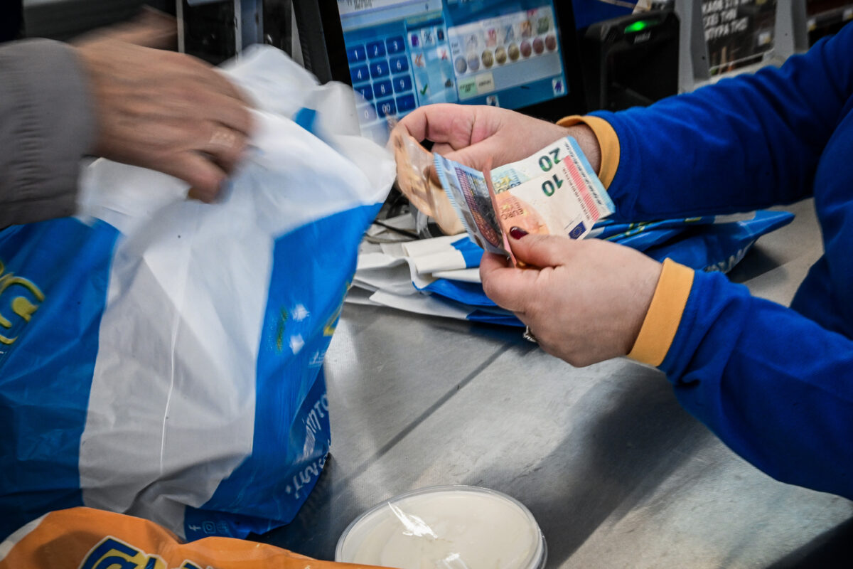 χαρτονομίσματα σε σούπερ μάρκετ