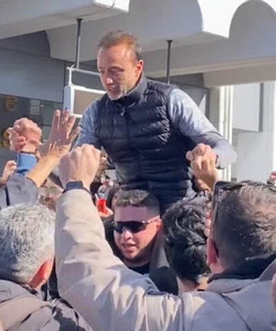 ΟΦΗ: Αποθεωτική υποδοχή στο Ηράκλειο, οι οπαδοί σήκωσαν ψηλά τον Χρήστο Κόντη που κράτησε καπνογόνο