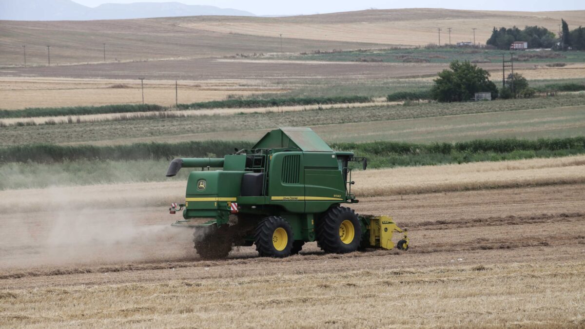 Θεριζοαλωνιστική μηχανή σε χωράφι με σιτηρά