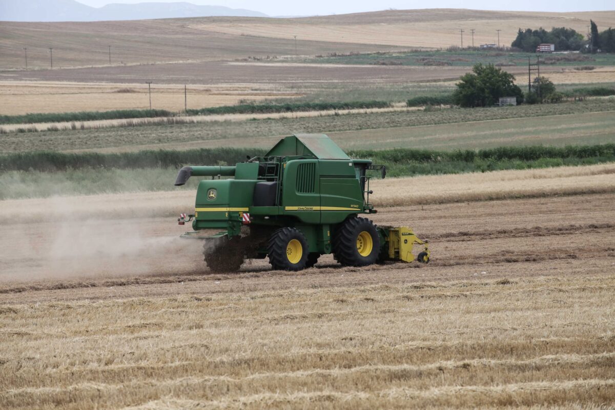Θεριζοαλωνιστική μηχανή σε χωράφι με σιτηρά
