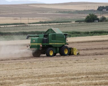 Θεριζοαλωνιστική μηχανή σε χωράφι με σιτηρά
