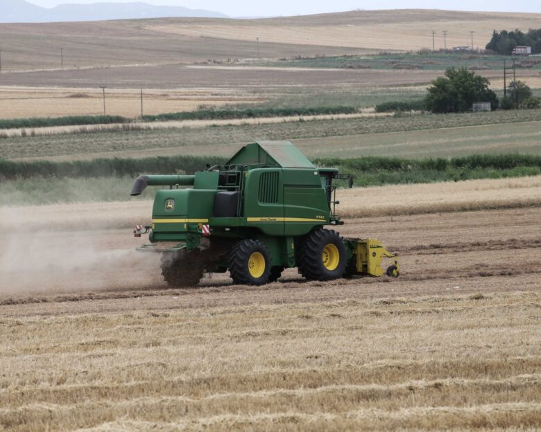 Θεριζοαλωνιστική μηχανή σε χωράφι με σιτηρά