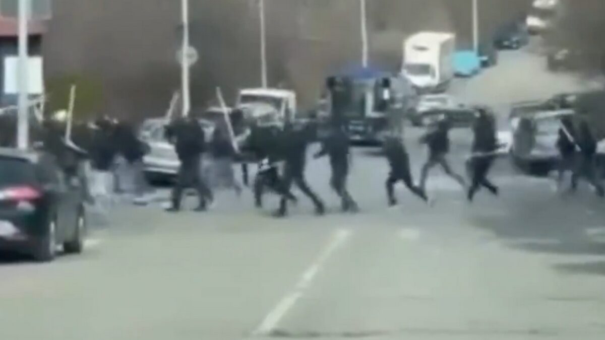 Ερυθρός Αστέρας – Παρτιζάν: Άγριο ξύλο και κανόνια νερού από την αστυνομία σε επεισόδια με χούλιγκαν